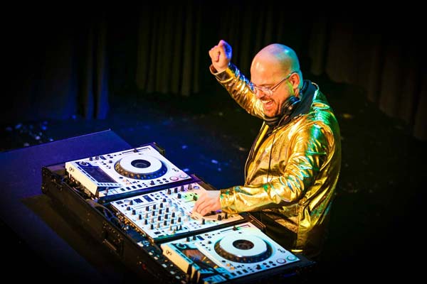 DJ Royaal (Dimitri Visch). Let’s groove #70s #80s #90s #Disco