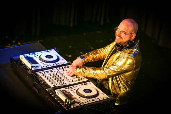 DJ Royaal (Dimitri Visch). Let’s groove #70s #80s #90s #Disco